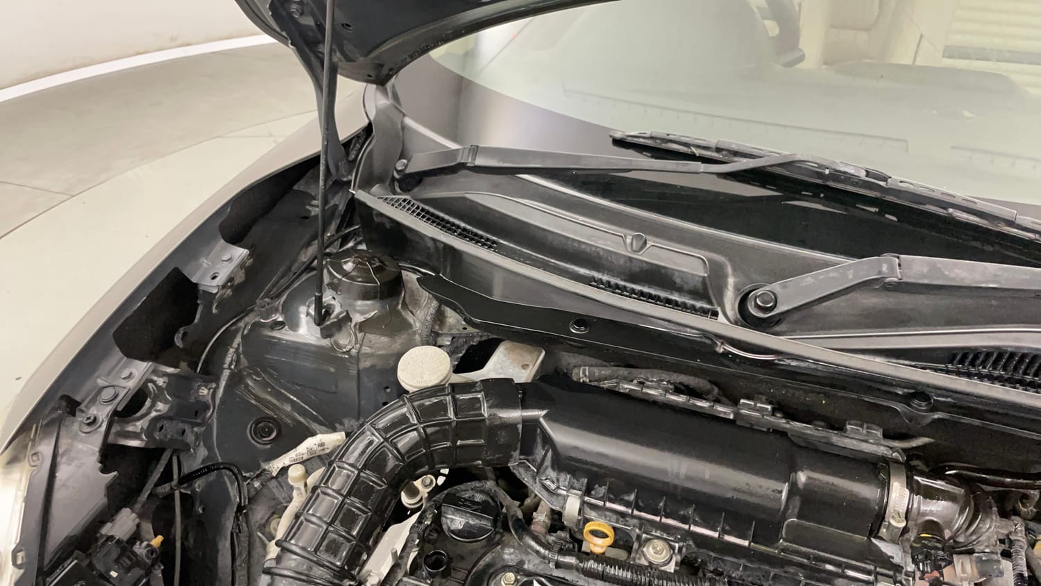 Used 2019 Maruti Suzuki Dzire ZXi AMT Petrol Automatic engine ENGINE RIGHT SIDE HINGE & APRON VIEW