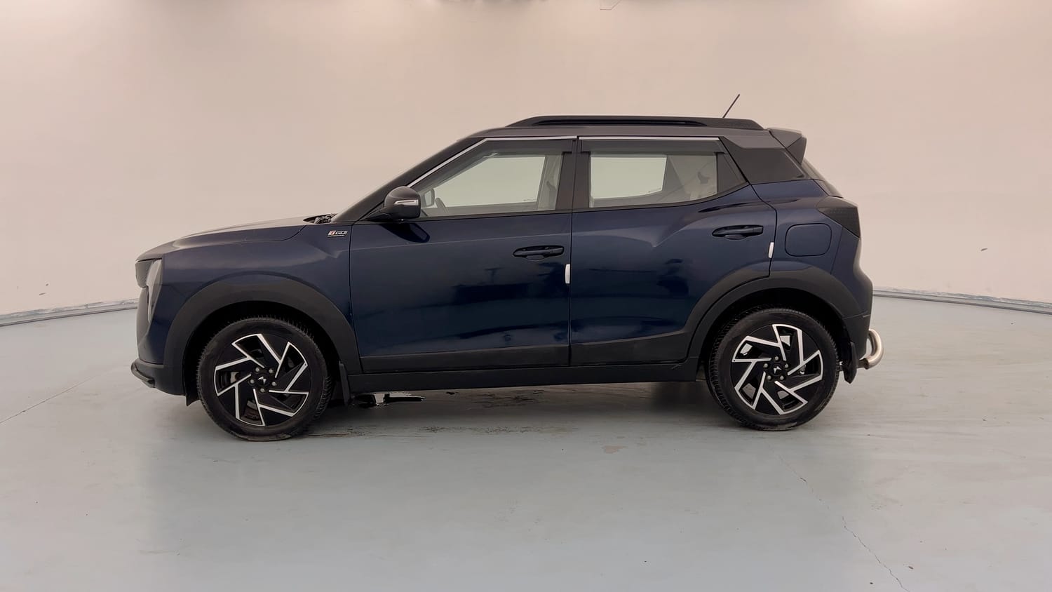 Used 2025 Mahindra XUV 3XO AX7 1.2 Petrol AT Petrol Automatic exterior LEFT SIDE VIEW