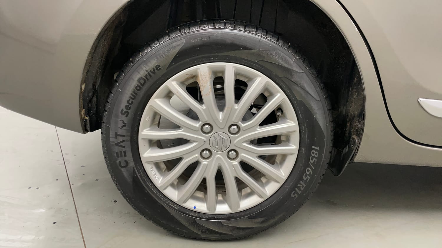 Used 2019 Maruti Suzuki Dzire ZXi AMT Petrol Automatic tyres RIGHT REAR TYRE RIM VIEW