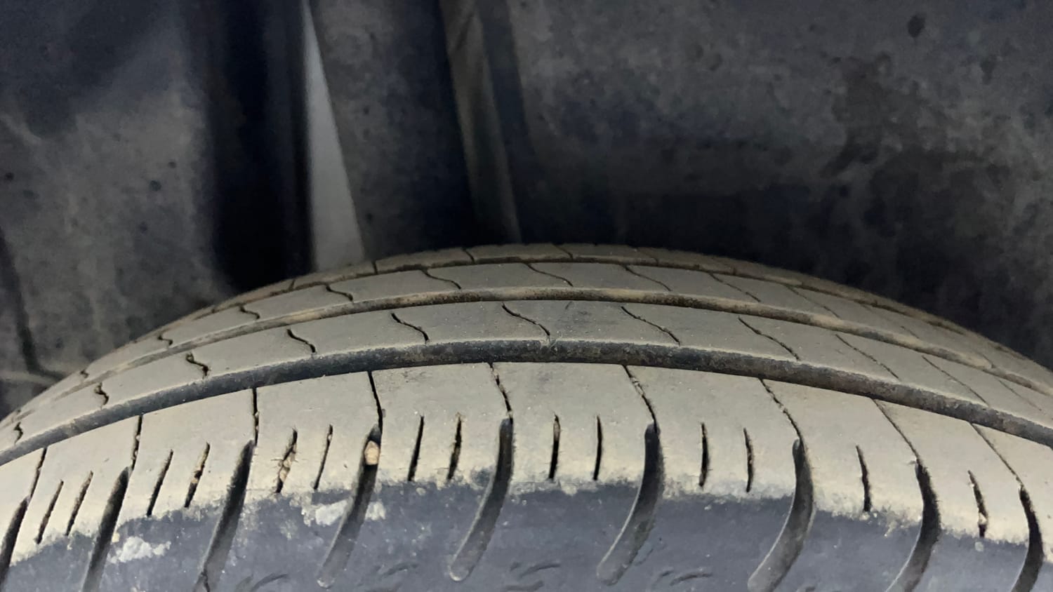 Used 2025 Maruti Suzuki Swift VXi (O) AMT Petrol Automatic tyres RIGHT REAR TYRE TREAD VIEW