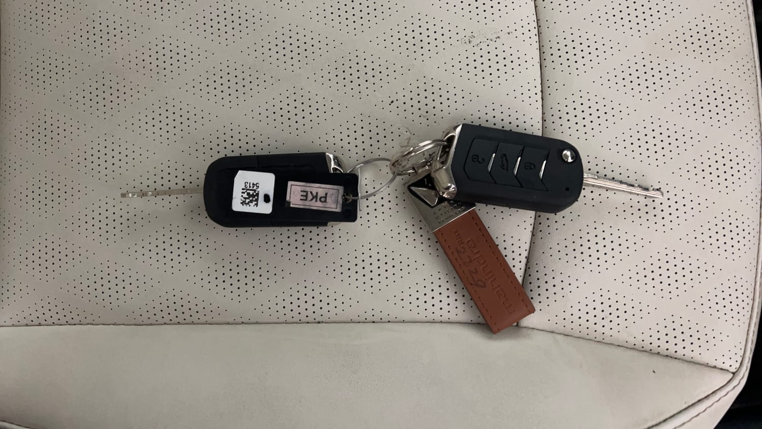Used 2025 Mahindra XUV 3XO AX7 1.2 Petrol AT Petrol Automatic extra CAR KEY VIEW