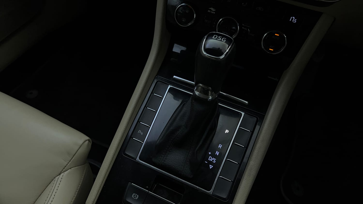 Used 2018 Skoda Superb Style TSI AT Petrol Automatic interior GEAR  KNOB VIEW
