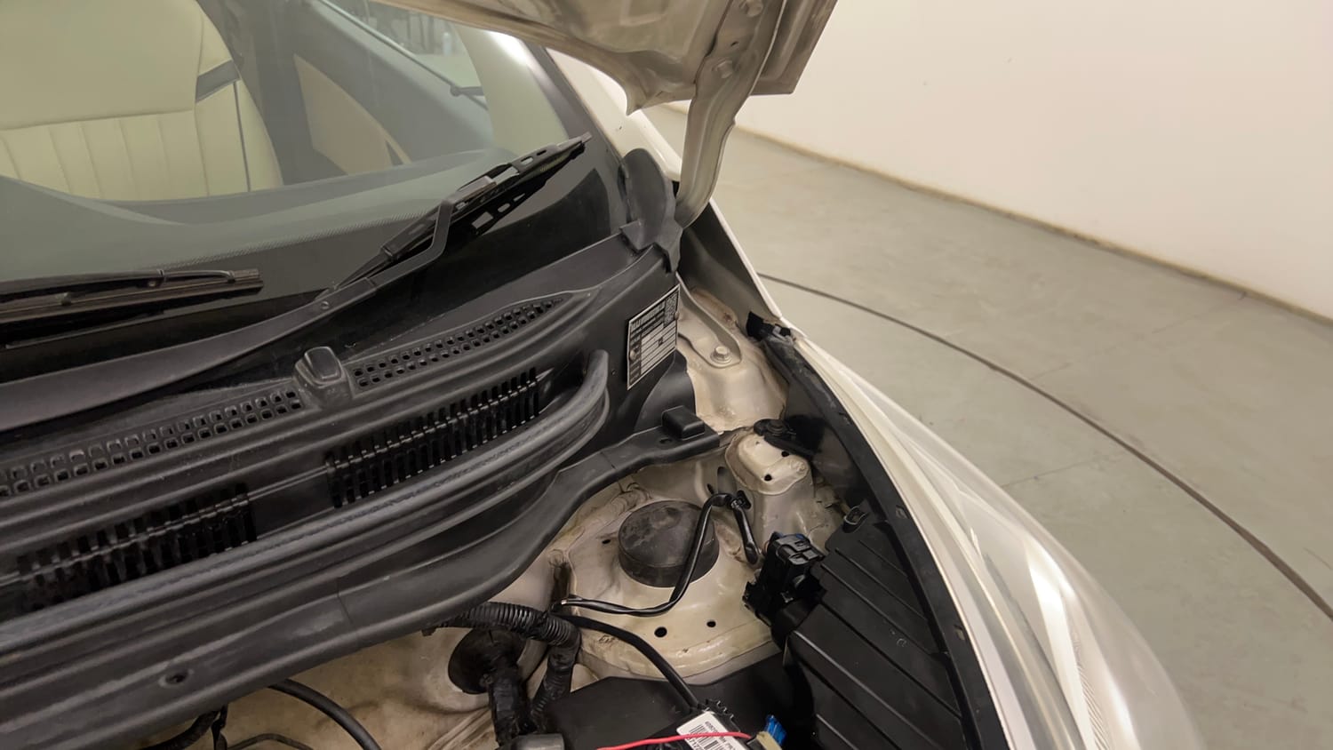 Used 2019 Hyundai Eon Magna + Petrol Manual engine ENGINE LEFT SIDE HINGE & APRON VIEW