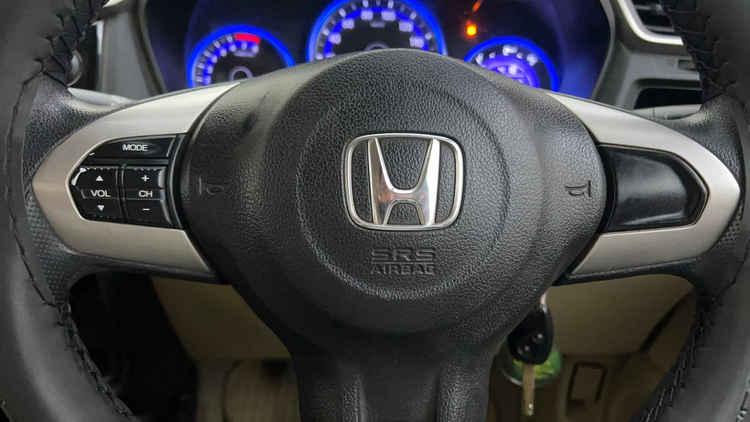 Used 2016 Honda Amaze 1.2 SX i-VTEC Petrol Manual top_features Steering mounted controls