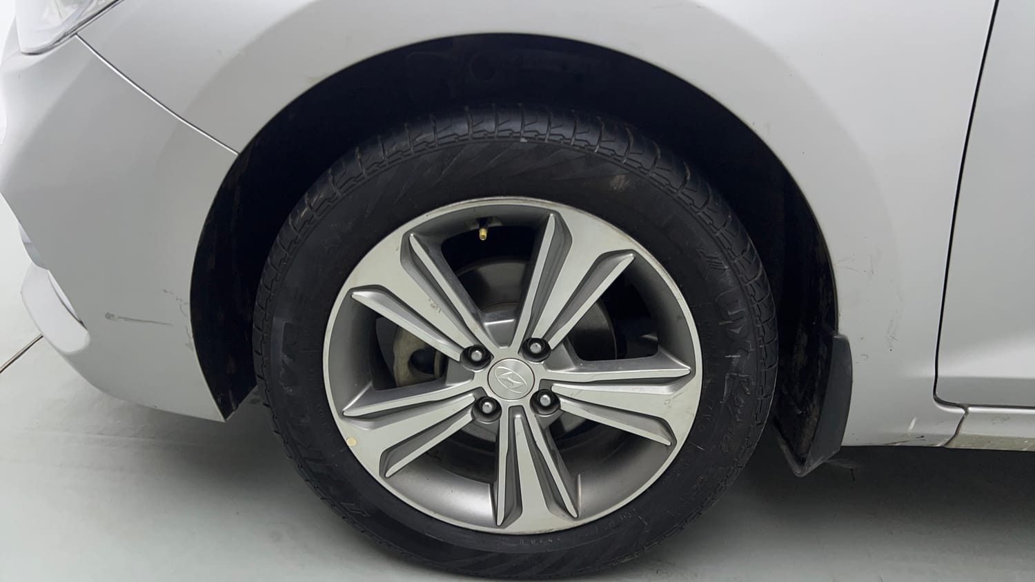 Used 2017 Hyundai Verna SX (O) 1.6 VTVT AT Petrol Automatic tyres LEFT FRONT TYRE RIM VIEW
