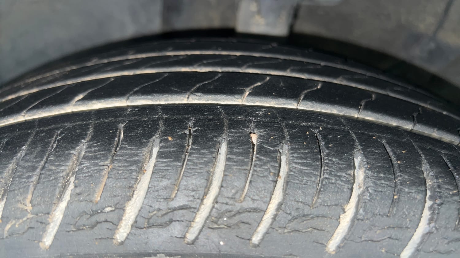 Used 2021 Kia Sonet GTX Plus 1.0 DCT Petrol Automatic tyres LEFT FRONT TYRE TREAD VIEW