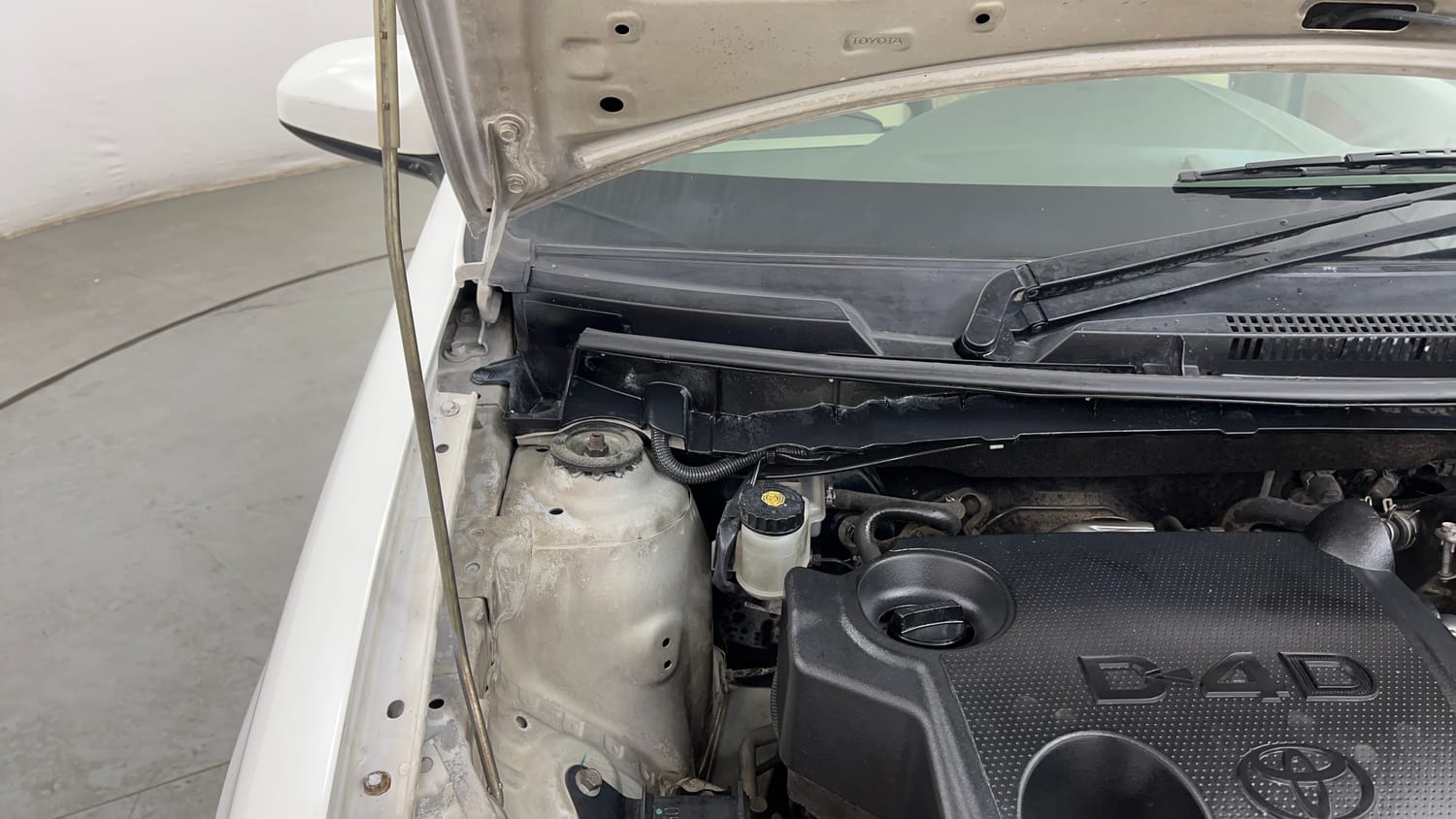 Used 2014 Toyota Etios Liva GD Diesel Manual engine ENGINE RIGHT SIDE HINGE & APRON VIEW