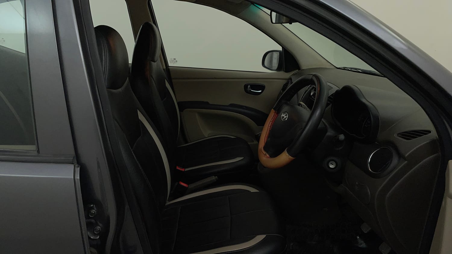 Used 2013 Hyundai i10 Magna 1.2 Kappa2 Petrol Manual interior RIGHT SIDE FRONT DOOR CABIN VIEW