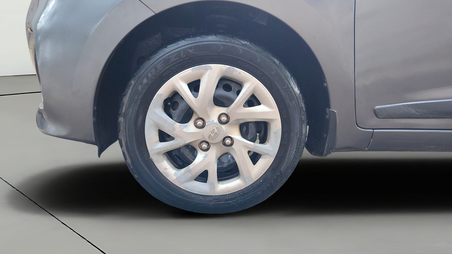Used 2017 Hyundai Grand i10 Sportz (O) 1.2 Kappa VTVT Petrol Manual tyres LEFT FRONT TYRE RIM VIEW