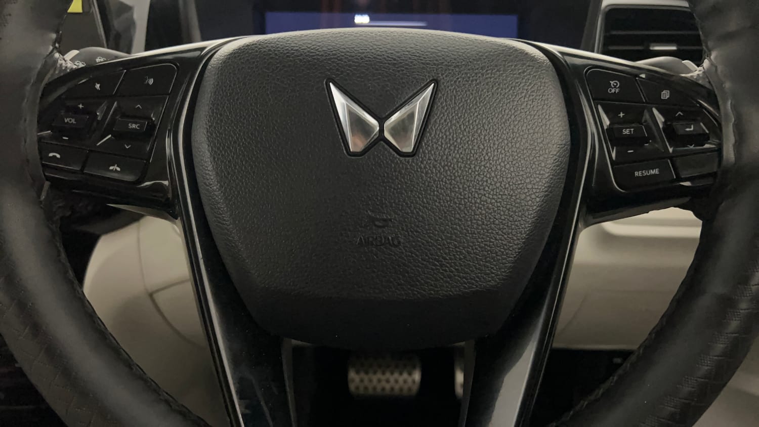 Used 2025 Mahindra XUV 3XO AX7 1.2 Petrol AT Petrol Automatic top_features Cruise control