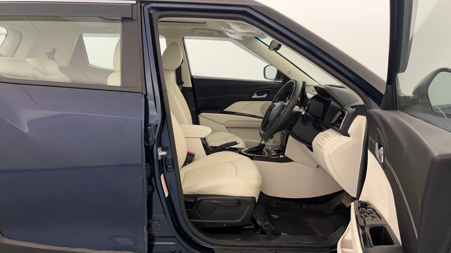 Used 2025 Mahindra XUV 3XO AX7 1.2 Petrol AT Petrol Automatic interior RIGHT SIDE FRONT DOOR CABIN VIEW