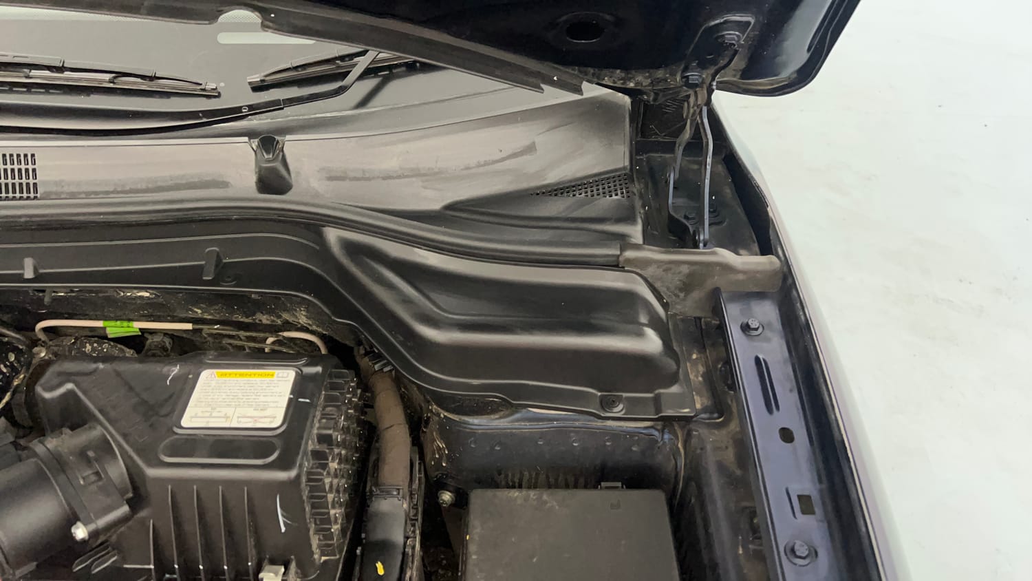 Used 2025 Mahindra XUV 3XO AX7 1.2 Petrol AT Petrol Automatic engine ENGINE LEFT SIDE HINGE & APRON VIEW