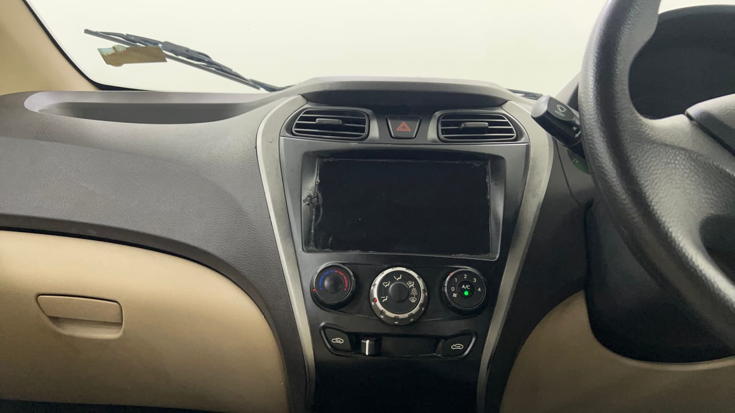 Used 2018 Hyundai Eon Era + Petrol Manual interior MUSIC SYSTEM & AC CONTROL VIEW