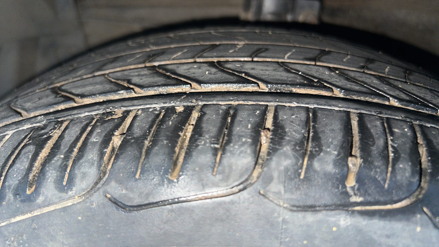 Used 2017 Maruti Suzuki Ciaz ZXI+ Petrol Manual tyres LEFT FRONT TYRE TREAD VIEW