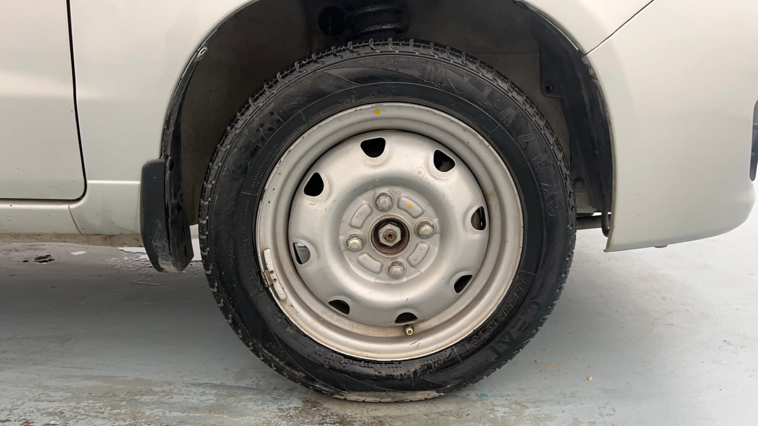 Used 2013 Maruti Suzuki Alto K10 LXi Petrol Manual tyres RIGHT FRONT TYRE RIM VIEW