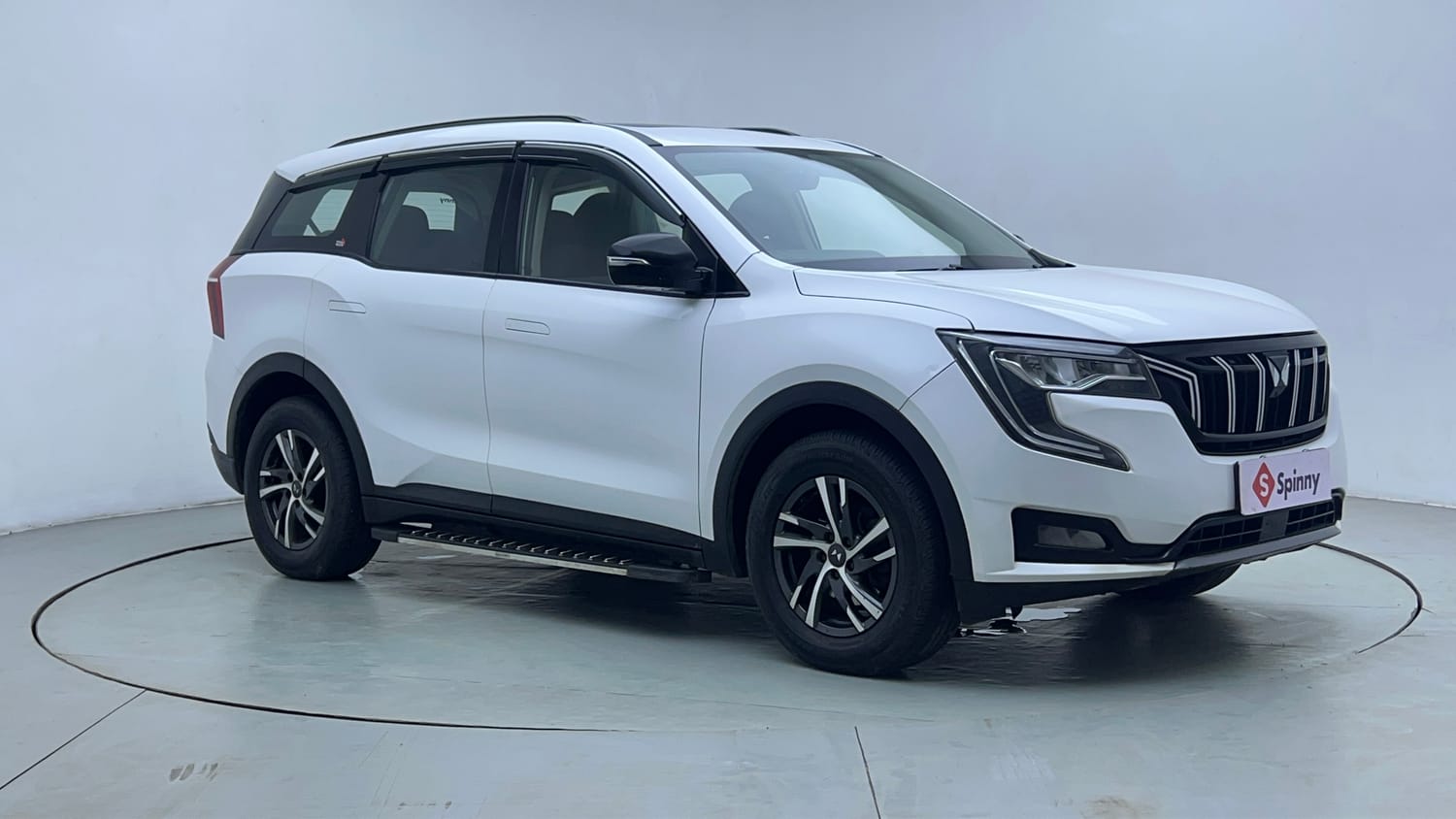 Used 2022 Mahindra XUV700 AX 5 Petrol MT 7 STR Petrol Manual exterior RIGHT FRONT CORNER VIEW