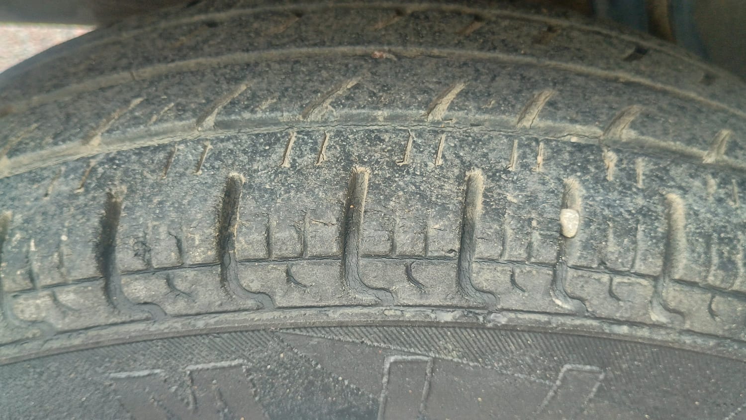 Used 2019 Renault Kwid RXT Opt Petrol Manual tyres RIGHT REAR TYRE TREAD VIEW