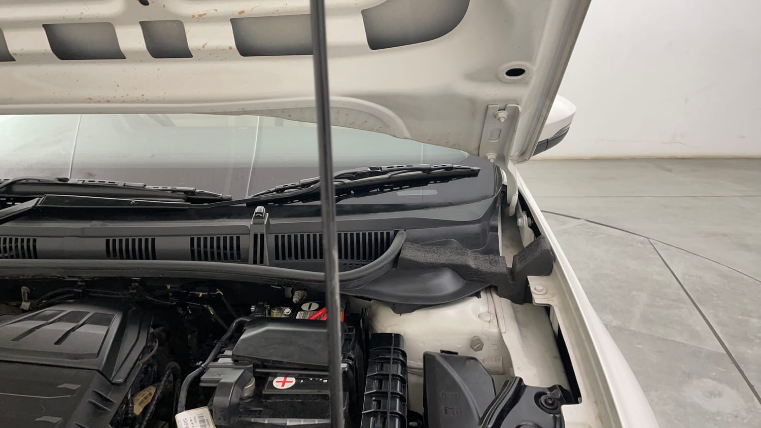 Used 2023 Volkswagen Virtus Highline 1.0 TSI MT Petrol Manual engine ENGINE LEFT SIDE HINGE & APRON VIEW