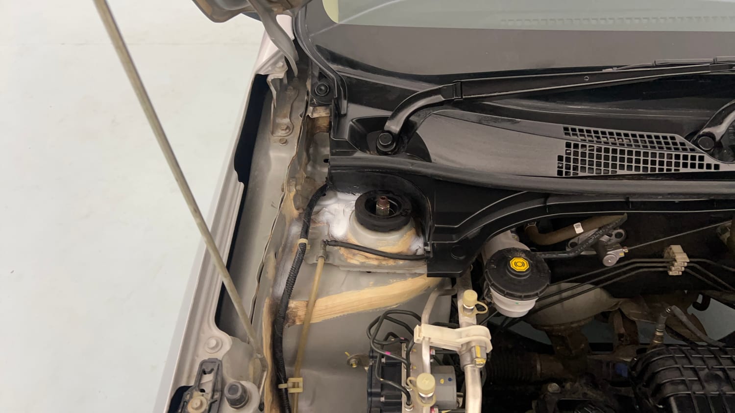 Used 2021 Honda Amaze 1.2 V MT Petrol Petrol Manual engine ENGINE RIGHT SIDE HINGE & APRON VIEW