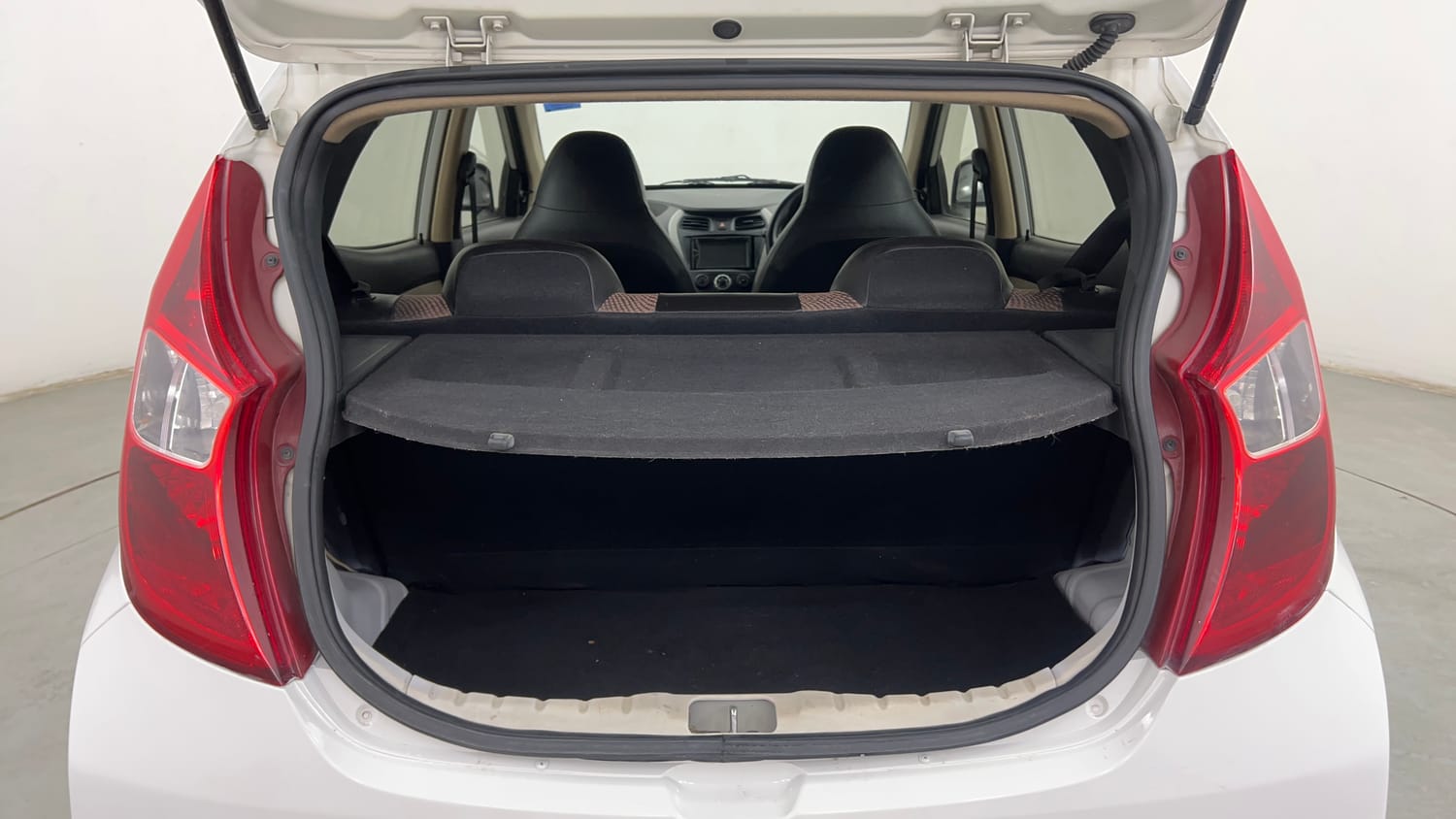 Used 2017 Hyundai Eon Magna + Petrol Manual interior DICKY INSIDE VIEW