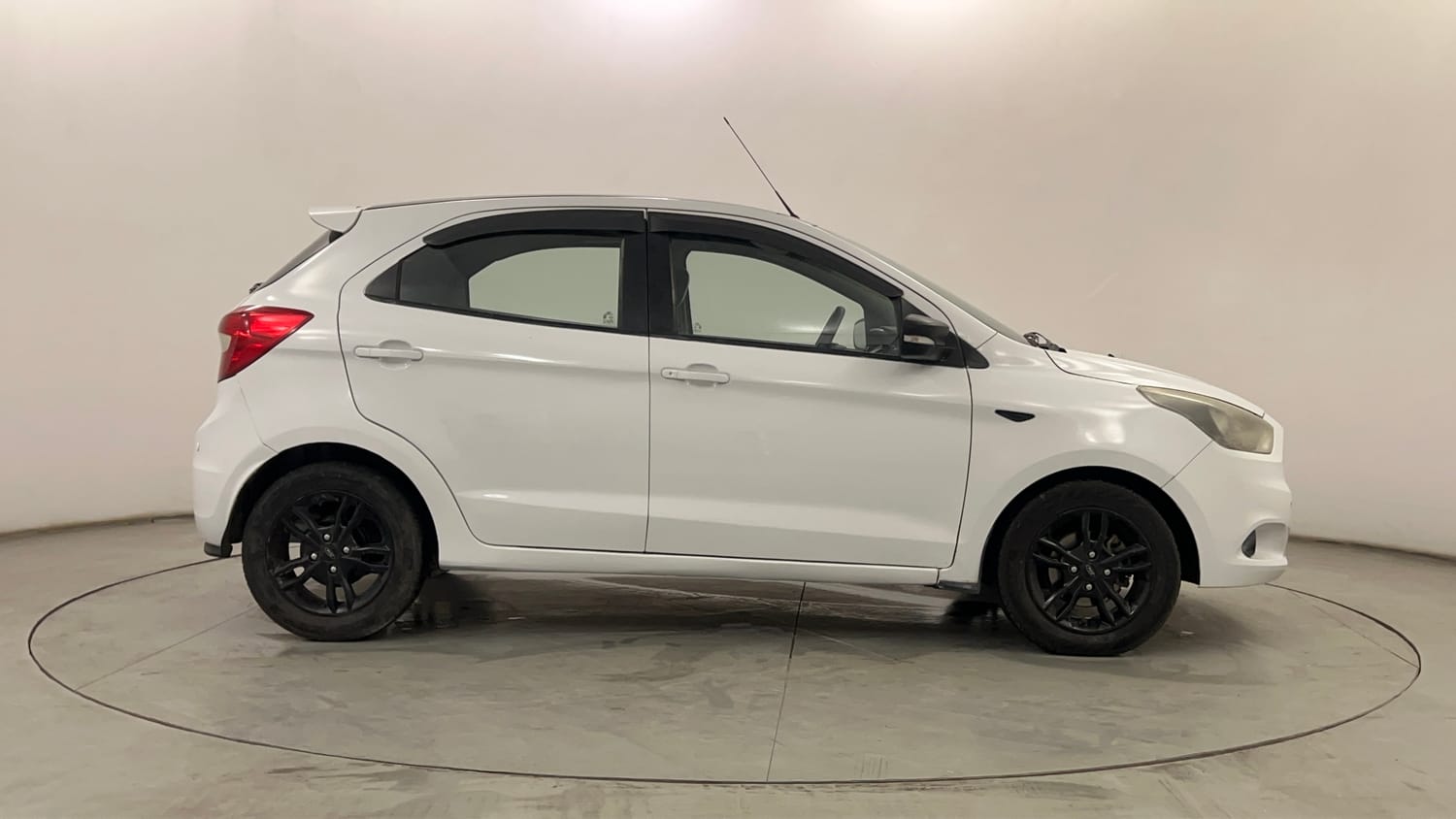Used 2017 Ford Figo Titanium 1.2 Ti-VCT Petrol Manual exterior RIGHT SIDE VIEW