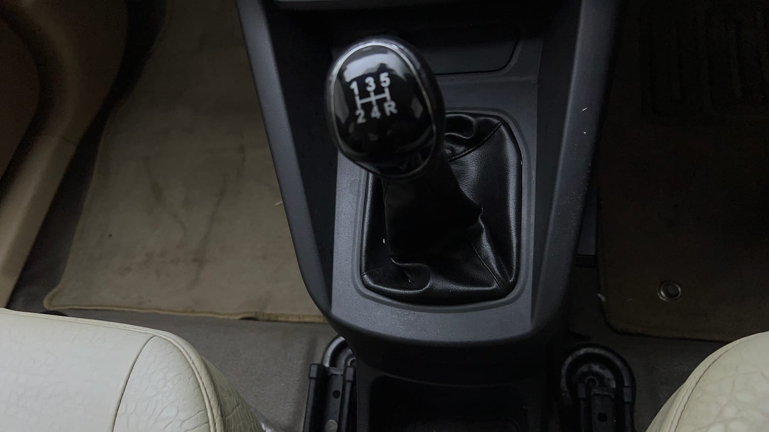 Used 2018 Ford Figo Aspire Titanium 1.2 Ti-VCT Petrol Manual interior GEAR  KNOB VIEW