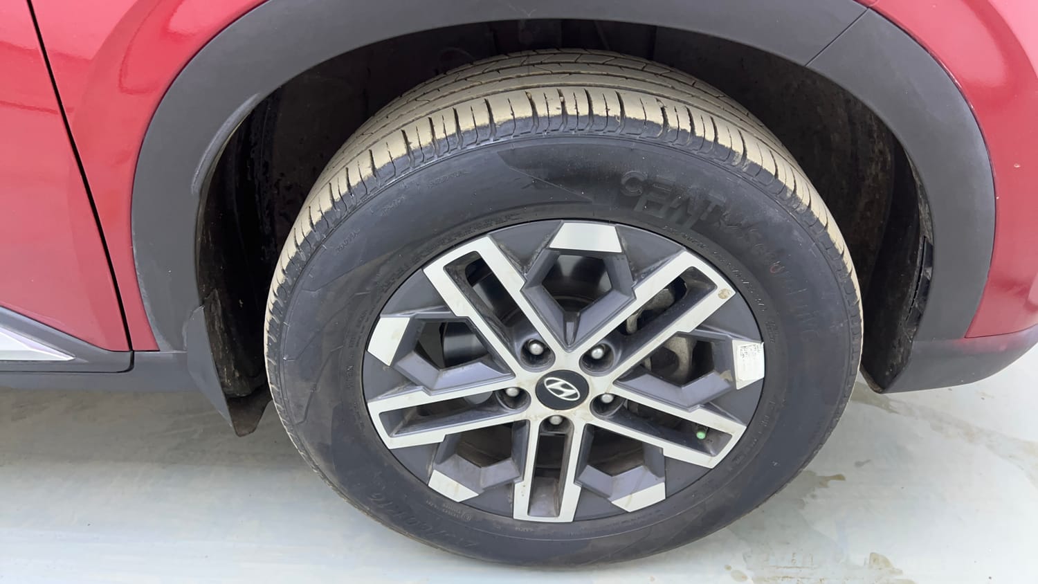 Used 2022 Hyundai Venue SX (O) 1.5 CRDi Diesel Manual tyres RIGHT FRONT TYRE RIM VIEW