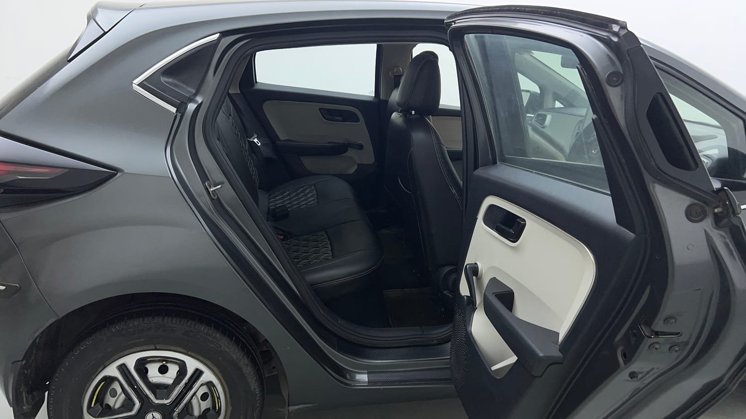 Used 2022 Tata Altroz XE Petrol Petrol Manual interior RIGHT SIDE REAR DOOR CABIN VIEW