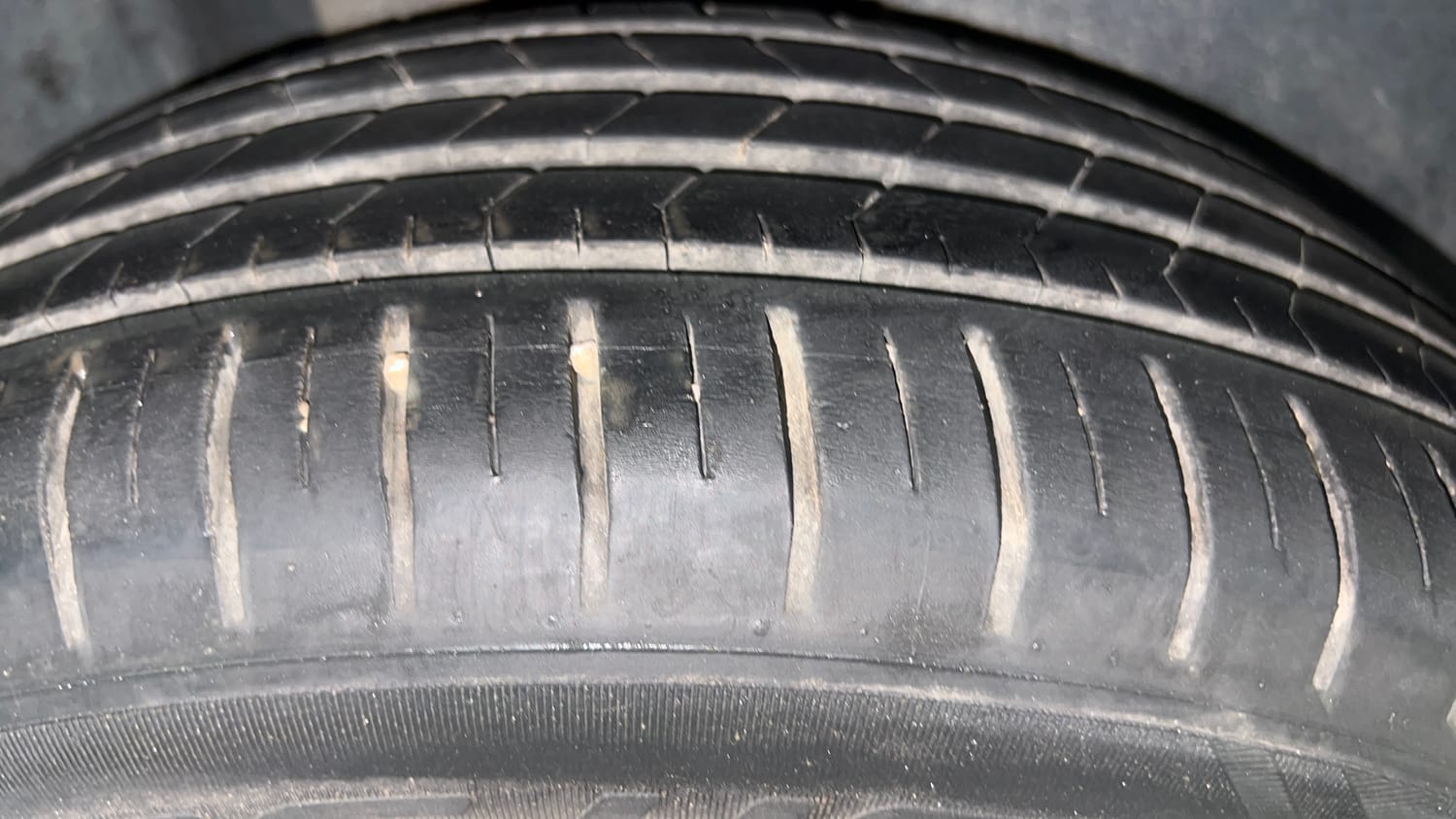 Used 2022 Volkswagen Taigun GT 1.5 TSI MT Petrol Manual tyres RIGHT REAR TYRE TREAD VIEW