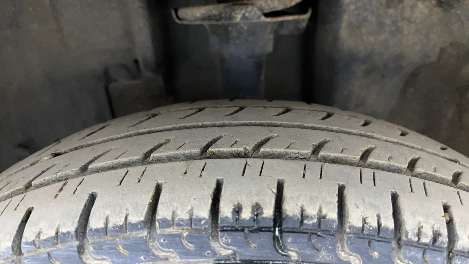 Used 2015 Renault Kwid RXT Petrol Manual tyres LEFT FRONT TYRE TREAD VIEW