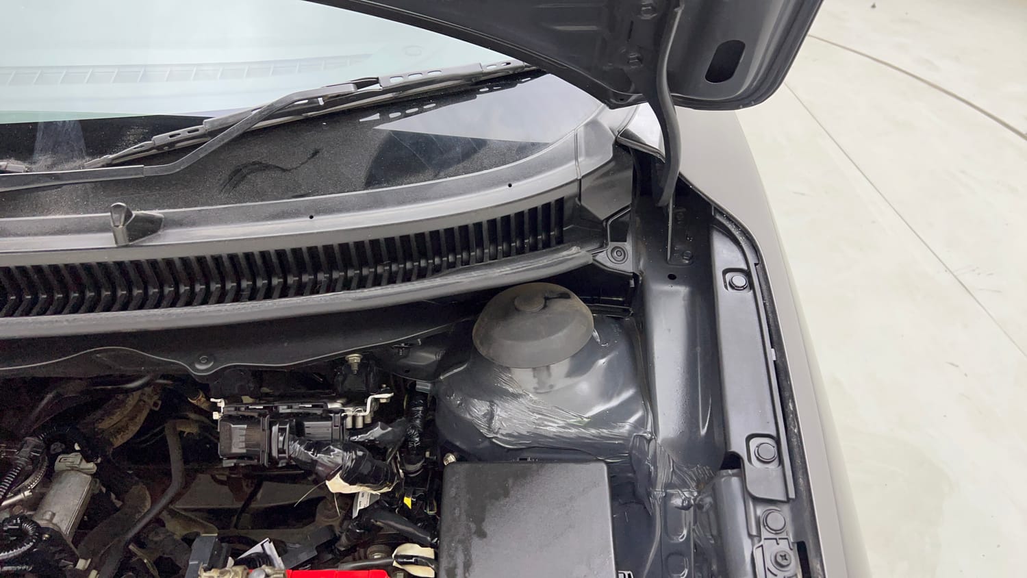 Used 2017 Maruti Suzuki Baleno Delta 1.2 Petrol Manual engine ENGINE LEFT SIDE HINGE & APRON VIEW