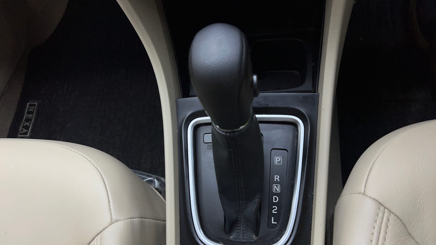 Used 2022 Maruti Suzuki Ciaz Alpha 1.5 AT Petrol Automatic interior GEAR  KNOB VIEW