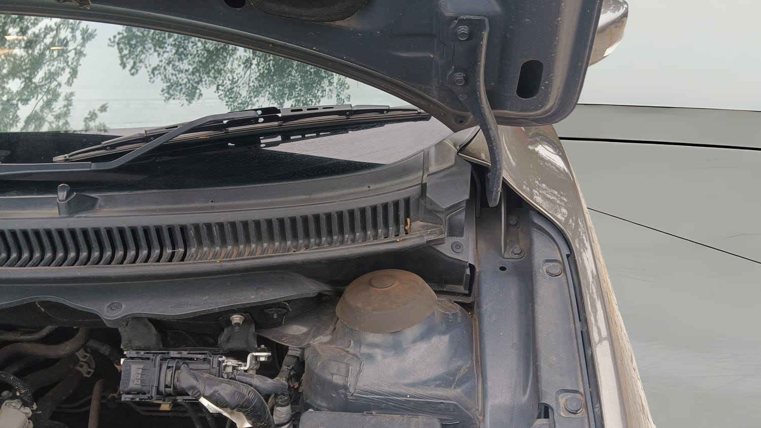 Used 2021 Maruti Suzuki Baleno Delta Petrol Manual engine ENGINE LEFT SIDE HINGE & APRON VIEW
