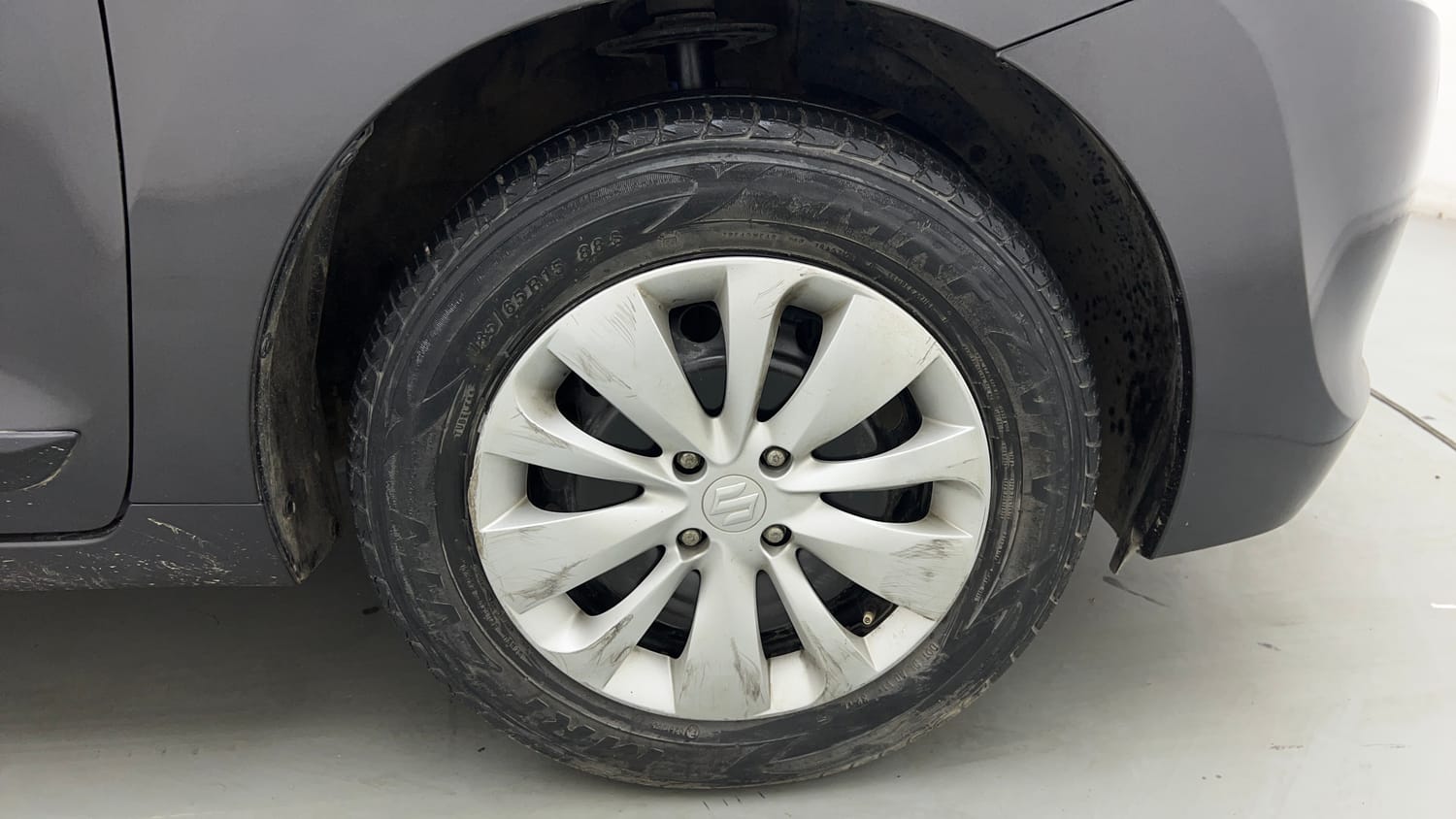 Used 2017 Maruti Suzuki Baleno Delta 1.2 Petrol Manual tyres RIGHT FRONT TYRE RIM VIEW