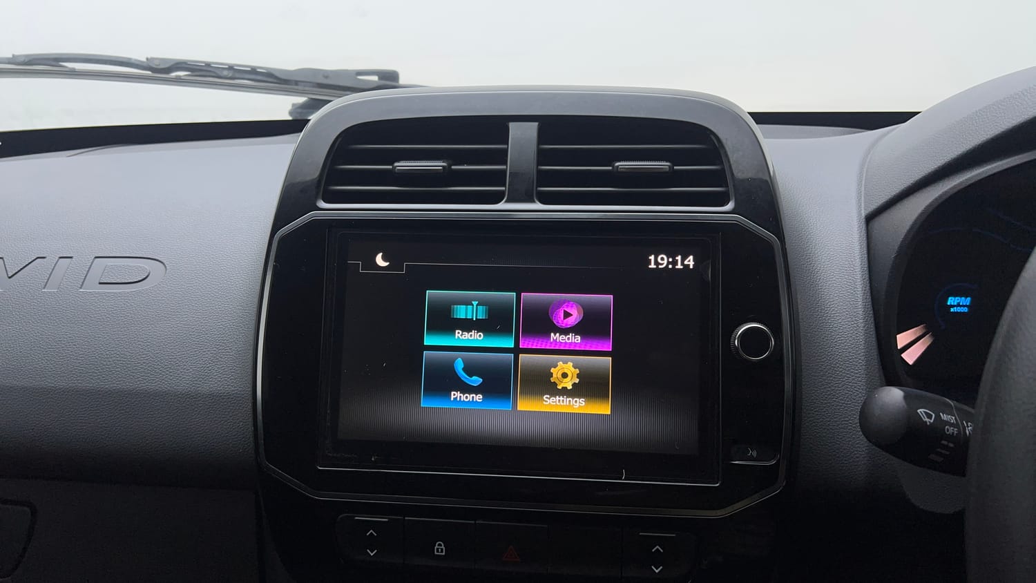 Used 2020 Renault Kwid RXT 1.0 Opt Petrol Manual top_features Rear camera