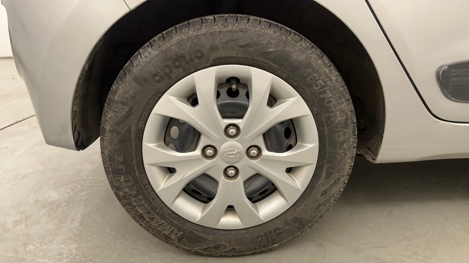 Used 2014 Hyundai Grand i10 Sportz 1.2 Kappa VTVT Petrol Manual tyres RIGHT REAR TYRE RIM VIEW