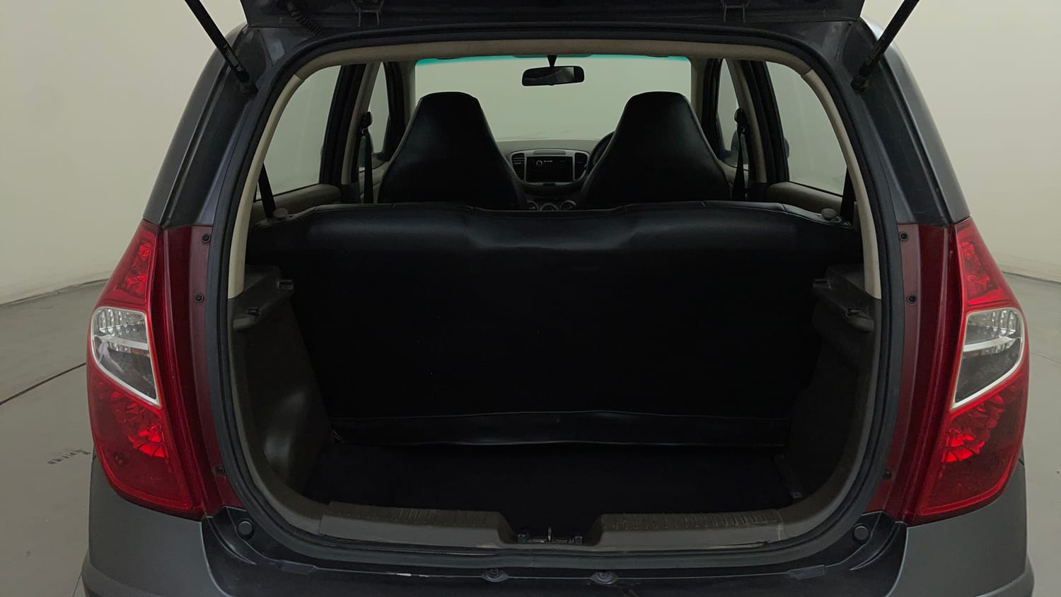 Used 2013 Hyundai i10 Magna 1.2 Kappa2 Petrol Manual interior DICKY INSIDE VIEW