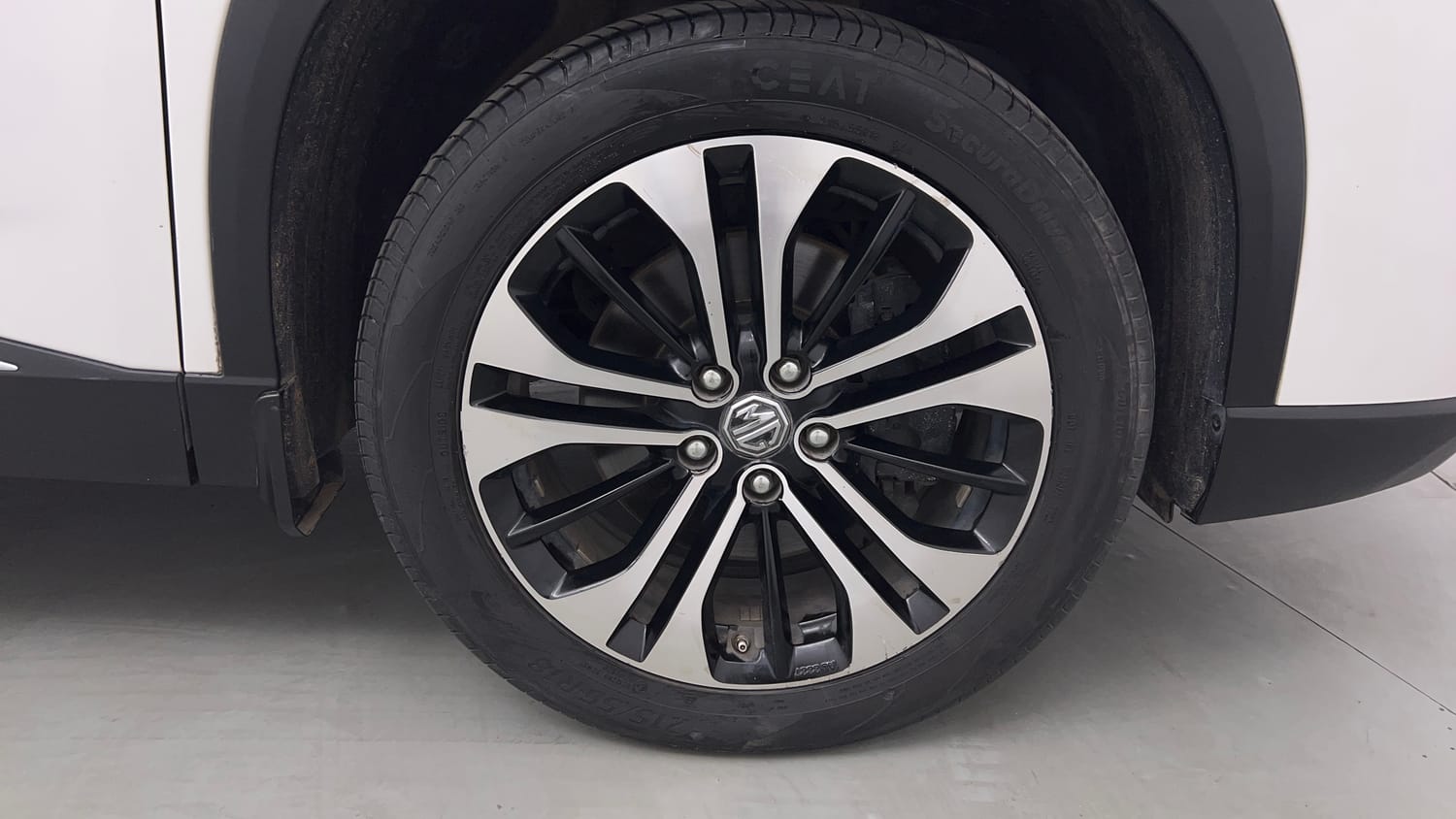 Used 2021 MG Motors Hector Plus Sharp 2.0 Diesel Turbo MT 6-STR Diesel Manual tyres RIGHT FRONT TYRE RIM VIEW