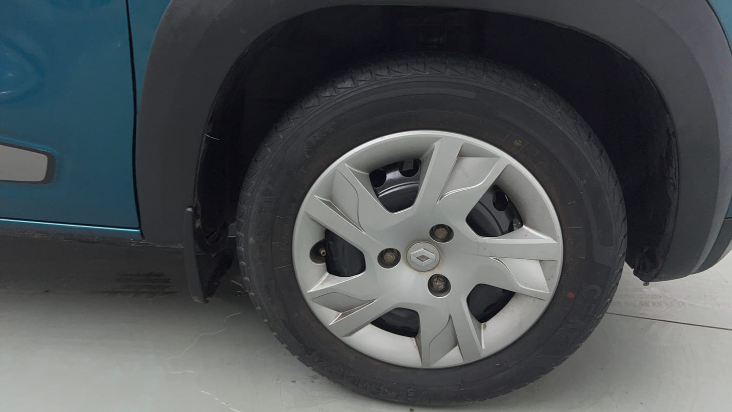Used 2020 Renault Kwid RXT 1.0 Opt Petrol Manual tyres RIGHT FRONT TYRE RIM VIEW