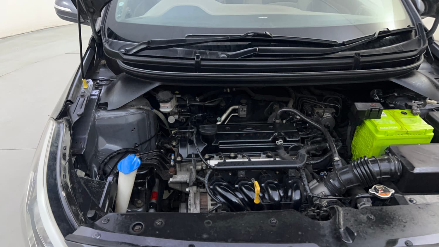 Used 2018 Hyundai Elite i20 Sportz 1.2 Petrol Manual engine ENGINE RIGHT SIDE HINGE & APRON VIEW