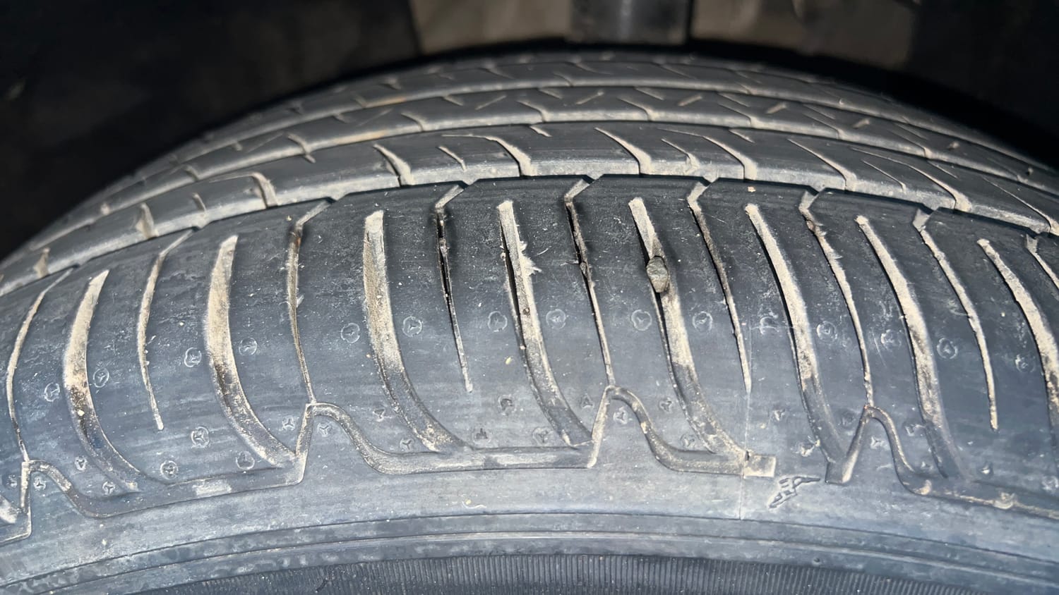 Used 2022 Mahindra XUV700 AX 5 Petrol MT 7 STR Petrol Manual tyres LEFT FRONT TYRE TREAD VIEW
