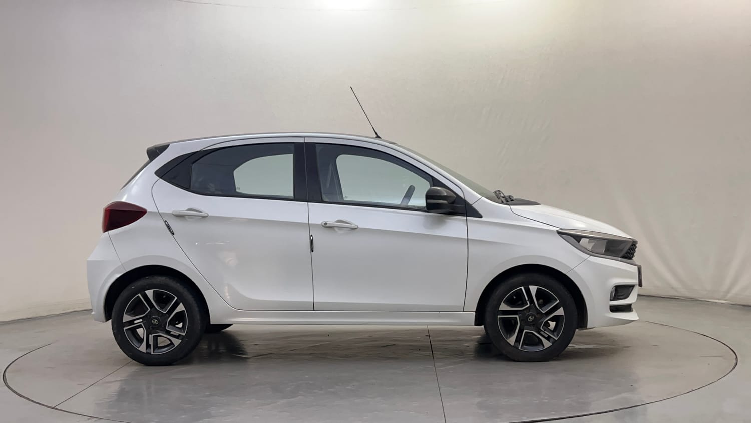 Used 2020 Tata Tiago XZA Plus Dual Tone Petrol Automatic exterior RIGHT SIDE VIEW