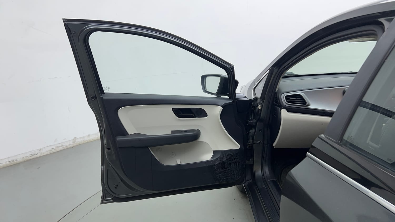 Used 2022 Tata Altroz XE Petrol Petrol Manual interior LEFT FRONT DOOR OPEN VIEW