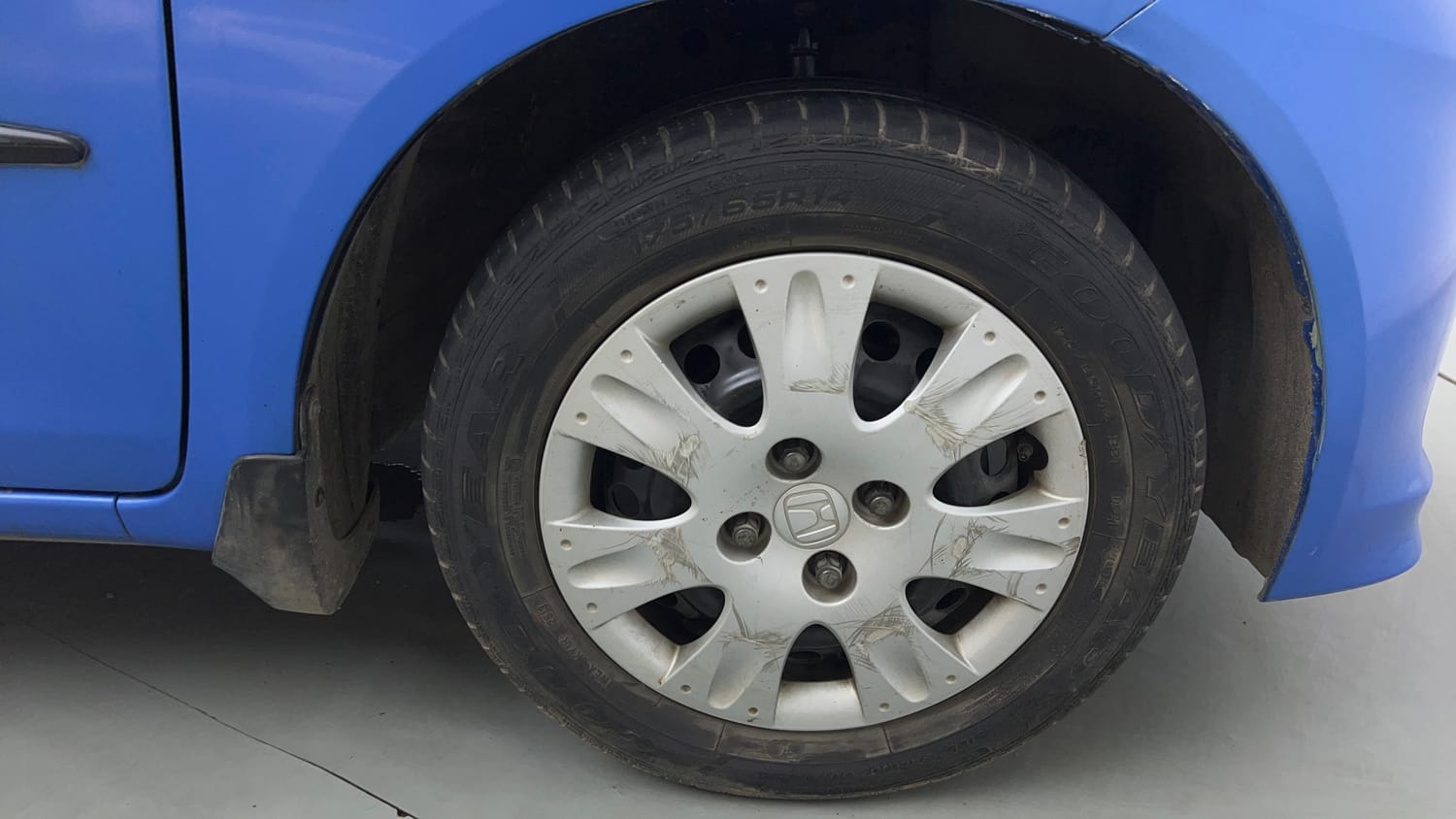 Used 2013 Honda Brio S MT Petrol Manual tyres RIGHT FRONT TYRE RIM VIEW
