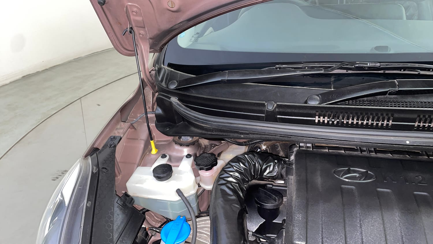Used 2020 Hyundai Aura SX Plus 1.2 AMT Petrol Petrol Automatic engine ENGINE RIGHT SIDE HINGE & APRON VIEW