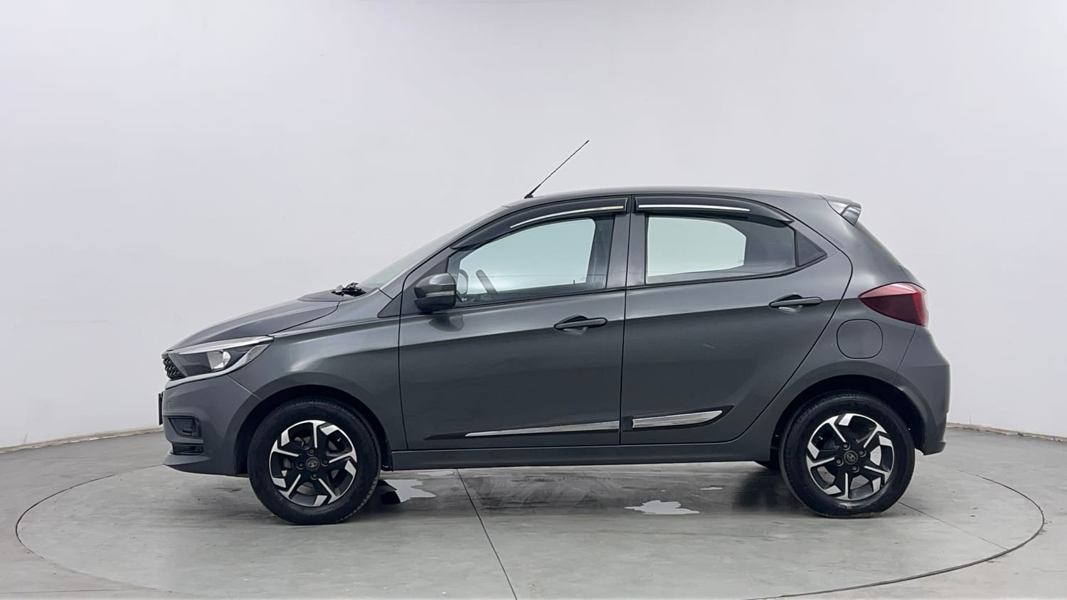 Used 2020 Tata Tiago XT Petrol Manual exterior LEFT SIDE VIEW