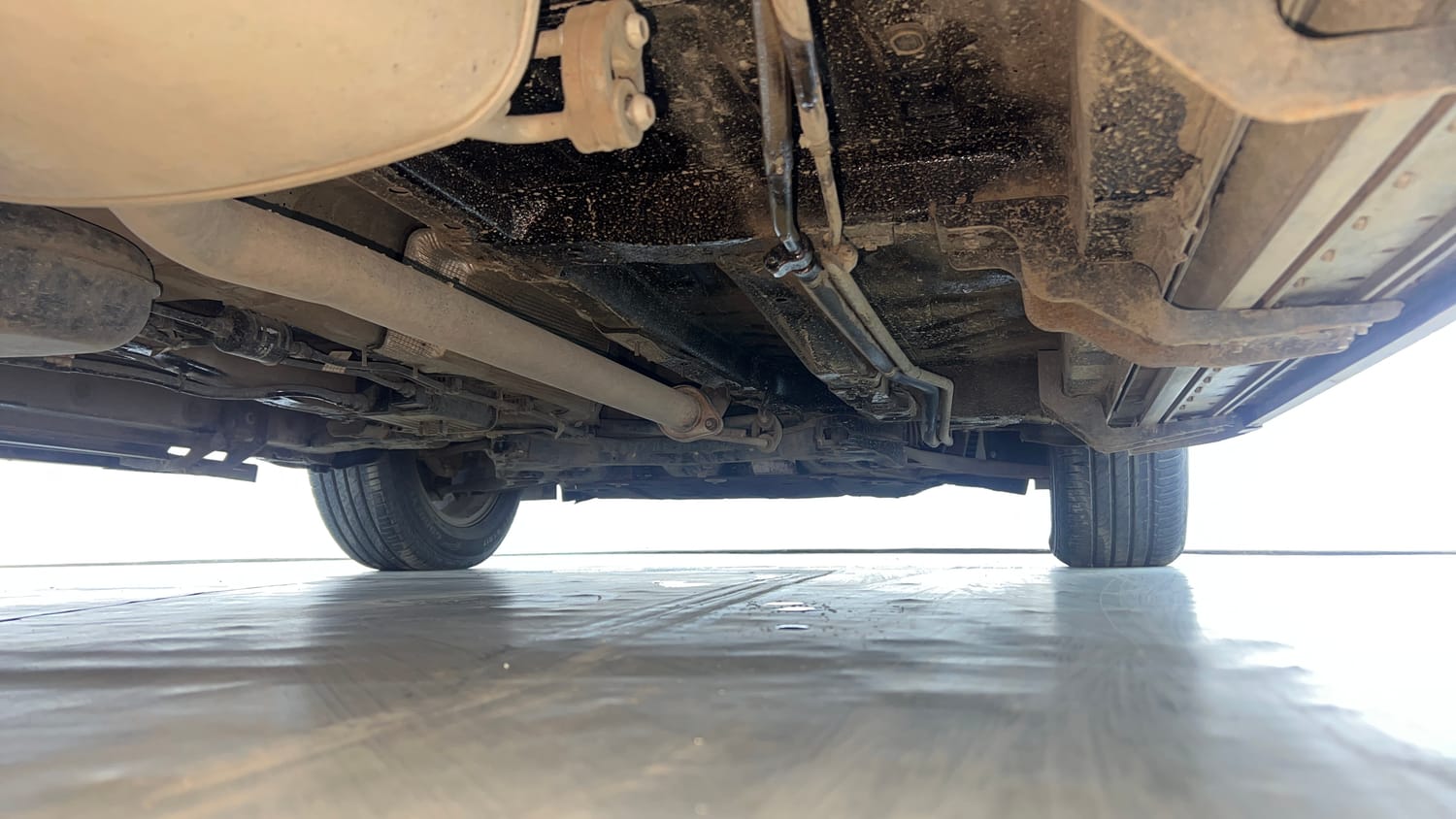Used 2022 Mahindra XUV700 AX 5 Petrol MT 7 STR Petrol Manual extra REAR RIGHT UNDERBODY VIEW