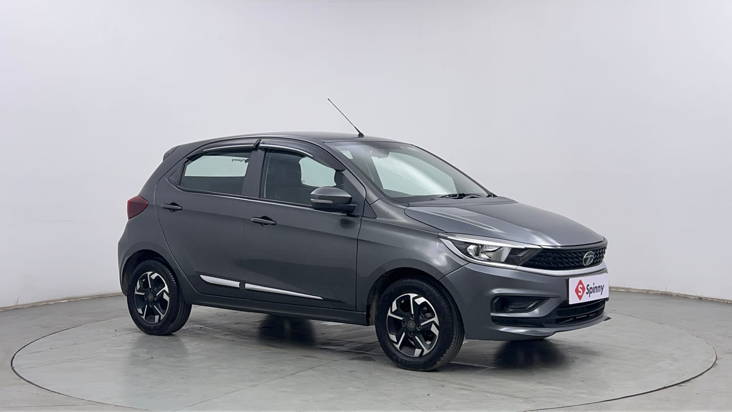 Used 2020 Tata Tiago XT Petrol Manual exterior RIGHT FRONT CORNER VIEW