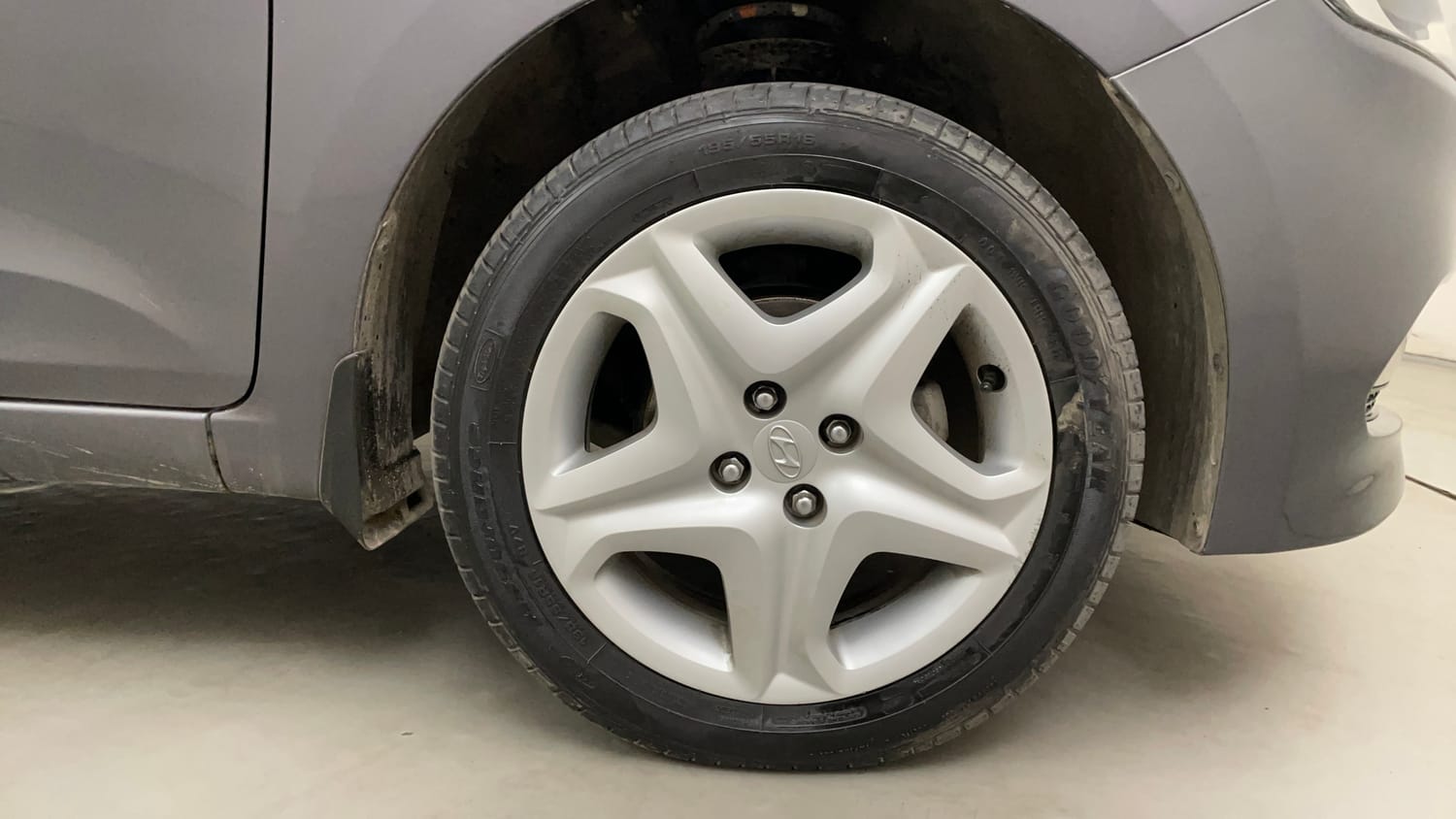 Used 2017 Hyundai Elite i20 Asta 1.2 Petrol Manual tyres RIGHT FRONT TYRE RIM VIEW