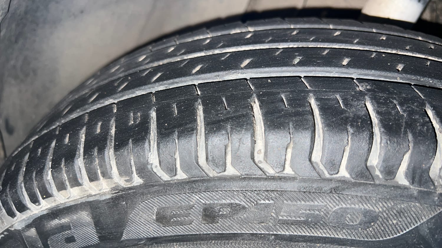 Used 2022 Tata Altroz XE Petrol Petrol Manual tyres RIGHT FRONT TYRE TREAD VIEW
